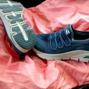 Sketchers arch fit tennis shoes size8.5 used condition